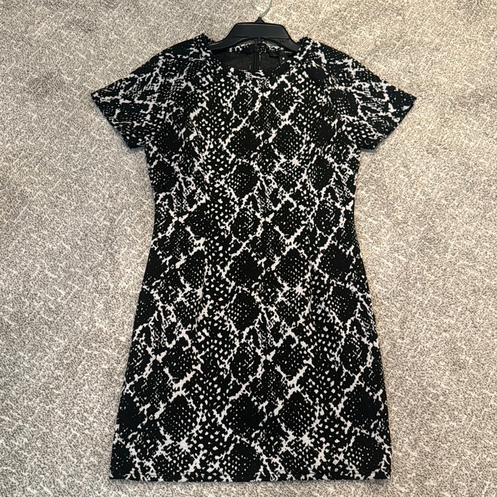 Aqua Women's Black & White Snake Print Short Sleeve Dress